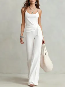 Elegante completo bianco due pezzi con top senza maniche e pantaloni a gamba larga a vita alta