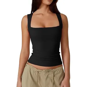 Débardeur noir ajusté à encolure carrée pour femme, idéal pour un style décontracté.