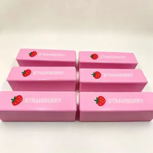 Gros plan de six jouets squishy à rebond lent à la fraise rose en forme de bâton de beurre