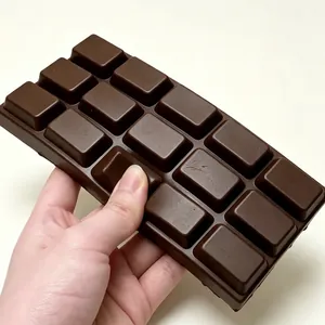 Gros plan d'un jouet squishy en forme de chocolat montrant sa texture réaliste