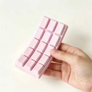 Vue détaillée d'un jouet spongieux rose tenu en main pour le soulagement du stress