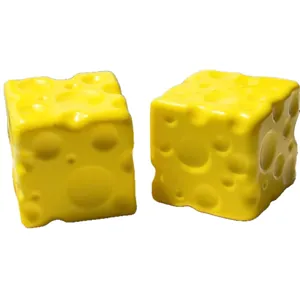 Gros plan sur deux jouets antistress en forme de fromage jaune à montée lente