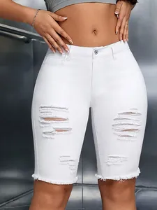 Gros plan détaillé sur un short en jean blanc déchiré avec des détails usés élégants