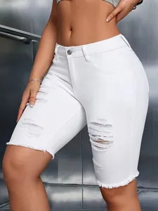 Vue détaillée d'un bermuda en jean blanc déchiré pour femme avec finition usée