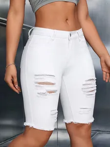Détail du short bermuda en jean blanc à taille haute avec des accents déchirés mode