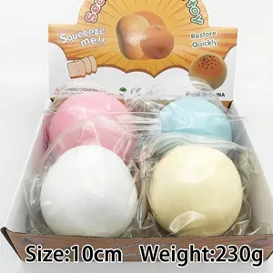 Vista detallada de pelotas antiestrés de 10 cm en cuatro colores brillantes variados.
