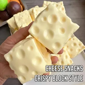 Dettaglio ravvicinato di un giocattolo antistress realistico a forma di formaggio