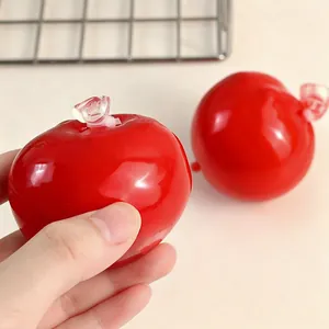 Nahaufnahme eines roten Apfel-Squishy-Spielzeugs mit glänzender Wachshaut-Textur
