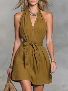Gros plan d'une robe licou vert olive avec taille cintrée et ceinture à nouer.