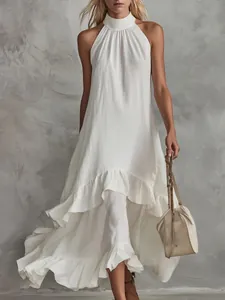 Elegantes weißes ärmelloses Halterkleid mit gestuftem Rüschensaum und passender Handtasche