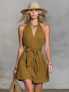 Robe dos nu col en V avec lien à la taille en vert olive et accessoires de paille