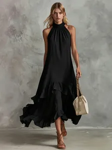 Elegantes schwarzes ärmelloses Maxikleid mit Neckholder und Rüschensaum an einem Model.
