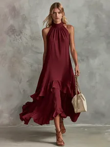 Elegantes burgunderrotes Neckholder-Maxikleid mit gestuftem Rüschensaum an einem Modell