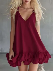 Elegante vestido corto burdeos con cuello en V, dobladillo con volantes y tirantes con anillas.
