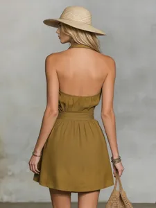 Détail de la vue arrière montrant le dos nu d'une robe de vacances d'été vert olive