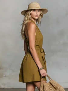 Vue de profil d'une robe dos nu moutarde avec ceinture à nouer et accessoires en paille