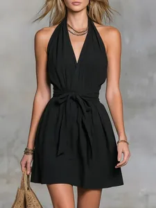 Gros plan d'une robe noire dos nu avec col en V montrant le détail du tissu texturé