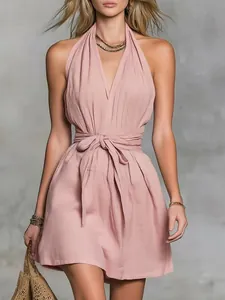 Vue détaillée d'une robe rose à licou et col en V avec un lien à la taille chic