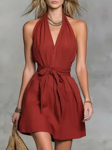 Vue détaillée d'une élégante robe rouge dos nu avec col en V pour les vacances d'été.