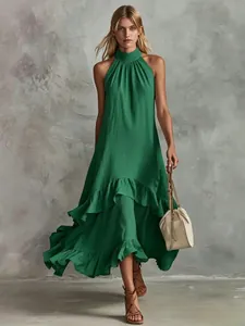 Elegantes grünes ärmelloses Halterkleid mit gestuftem Rüschenrock für die Sommermode am Strand