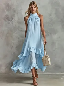 Elegantes hellblaues Halter-Maxikleid mit gestuften Volants für den Strandurlaub