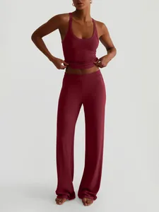 Λεπτομέρεια από μπορντό γυναικείο σετ loungewear με ριμπ τοπ και φαρδύ παντελόνι.