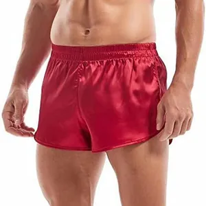 Detailansicht der roten Satin-Boxershorts für Herren mit Seitenschlitz