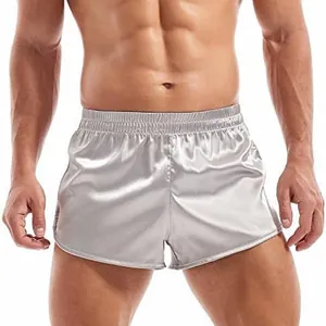 Detailansicht der silbernen Satin-Boxershorts für Herren mit Seitenschlitz-Design
