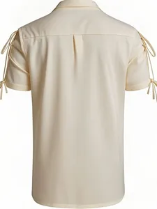 Vue arrière détaillée d'une chemise pirate crème à manches courtes avec des lacets aux épaules