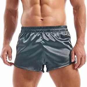 Detailaufnahme der dunkelgrauen Satin-Boxershorts für Herren mit Seitenschlitzen