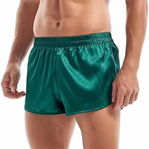 Detailansicht der smaragdgrünen Satin-Seidenboxer für Herren mit sexy Seitenschlitz.