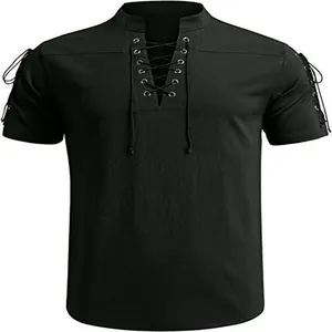 Détail d'une chemise pirate pour homme avec laçage noir au col en V et œillets