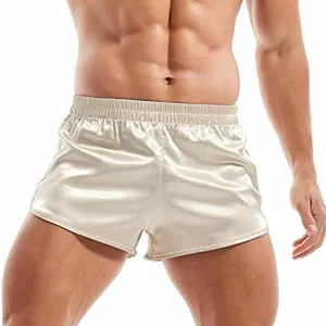 Detailansicht der glänzenden Herren-Boxershorts aus Satin mit Seitenschlitzen und Gummibund