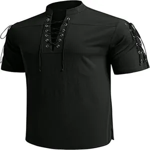 Gros plan détaillé d'une chemise de plage hippie noire pour hommes avec laçage et col en V