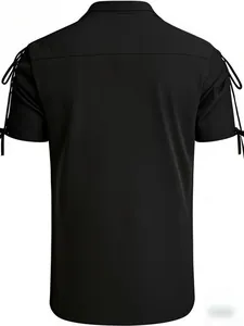 Détail de la vue arrière d'une chemise de pirate noire pour homme à manches courtes lacées