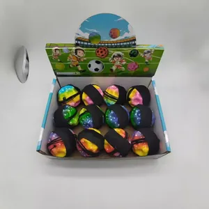 Lot de 12 balles rebondissantes colorées dans une boîte de présentation sur l'espace