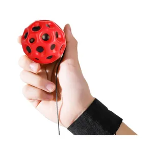 Balle rebondissante rouge avec dragonne pour jeux de plein air et entraînement