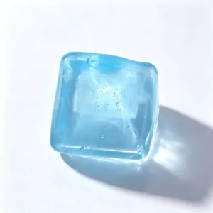Nahaufnahme eines lichtdurchlässigen blauen Eiswürfel-Squishy-Spielzeugs.