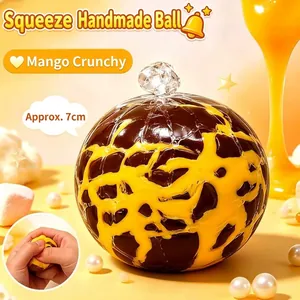 Κοντινό πλάνο χειροποίητου παιχνιδιού squishy 7cm με σχέδιο τραγανού μάνγκο και σοκολάτας.