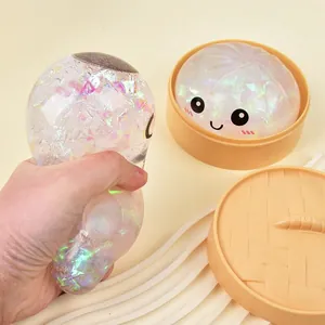 Primo piano di un giocattolo antistress a forma di panino trasparente con glitter