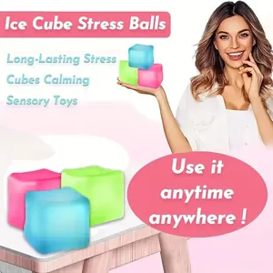 Makro-Detail bunter, lichtdurchlässiger Eiswürfel-Antistressbälle für das Spiel.