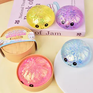 Dettaglio ravvicinato di giocattoli antistress a forma di dumpling glitterati