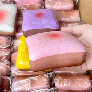 Vista dettagliata di un toast squishy in PU rosa con consistenza reale e tocco morbido