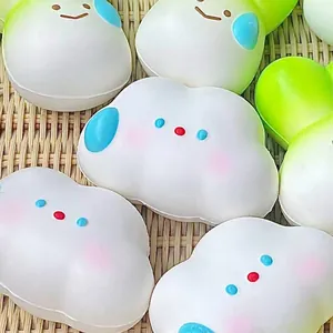 Κοντινό πλάνο με χαριτωμένα λευκά σύννεφα squishy παιχνίδια σε ψάθινο χαλί