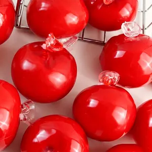 Glänzendes rotes Apfel-Quetschi-Spielzeug zum Stressabbau mit Fruchtdesign