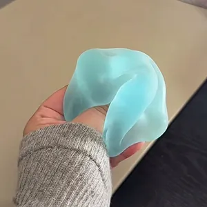 Détail d'un jouet à presser bleu mer montrant sa texture malléable et lente