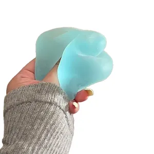 Jouet antistress bleu en maltose à mémoire de forme lente tenu en main