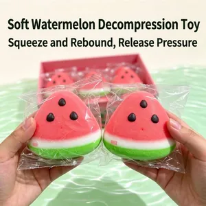 Detaillierte Ansicht eines wassermelonenförmigen Squishy-Spielzeugs in Plastikfolie