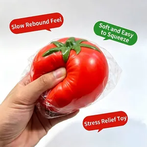 Detalle macro detallado de un juguete antiestrés de tomate PU realista apretado por una mano