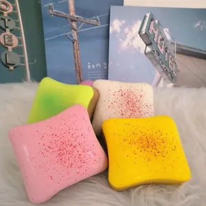 Set di giocattoli squishy a forma di toast colorato su sfondo di ecopelliccia